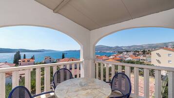 Apartment (A8) | Outdoor dining