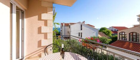 Apartment (A6) | Outdoor dining