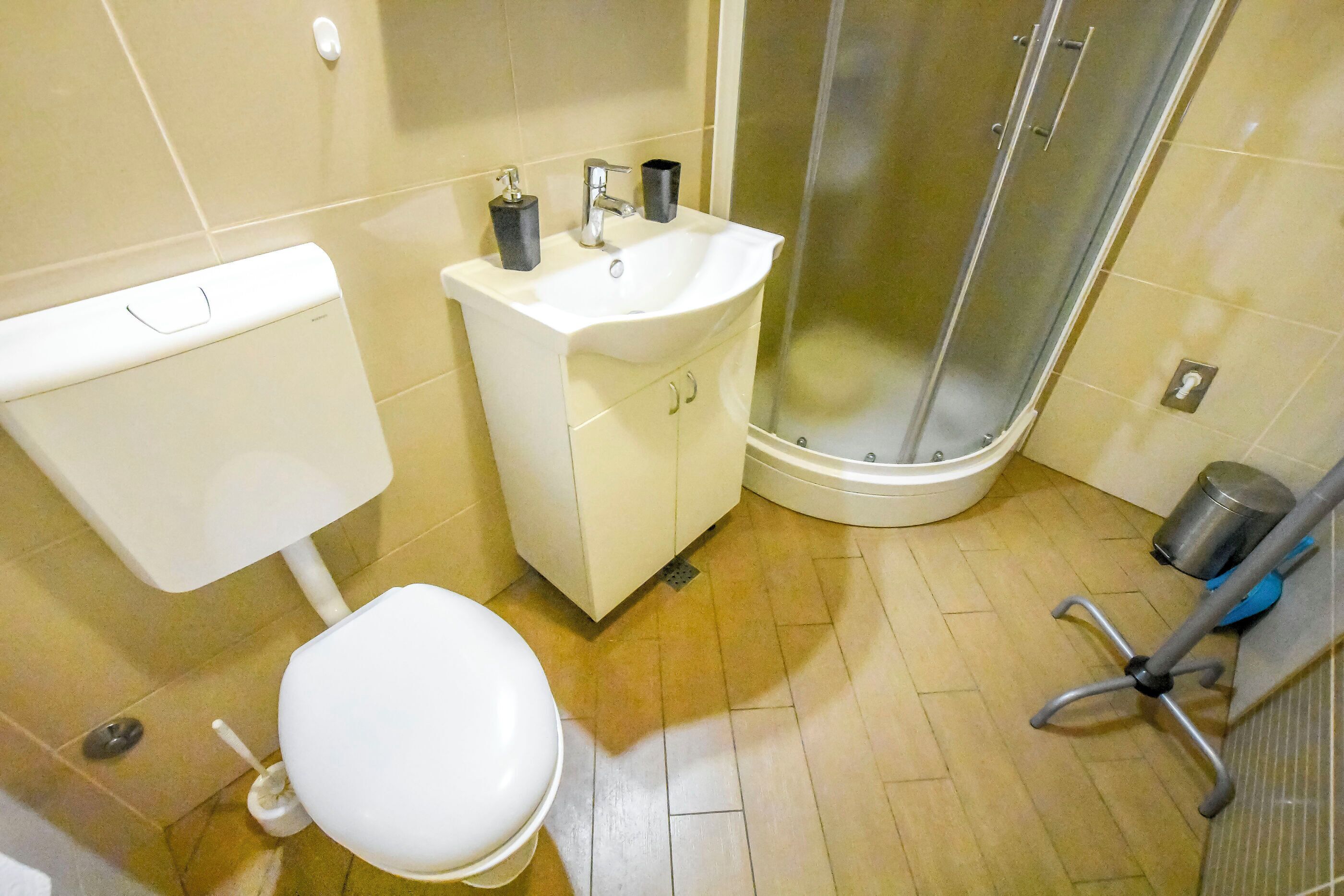 Un bagno con servizi igienici, lavandino e doccia.