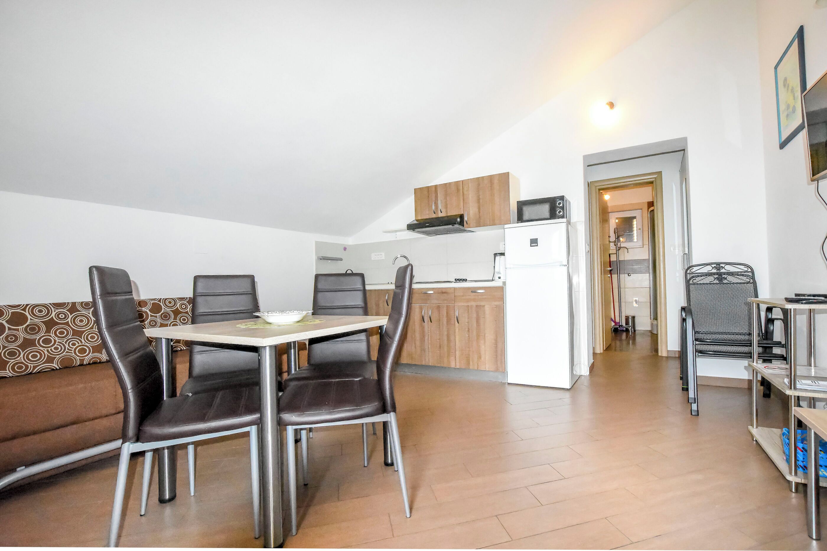 Apartment (A2) | Private kitchen | Fridge, oven, stovetop, electric kettle