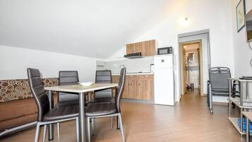 Apartment (A2) | Private kitchen | Fridge, oven, stovetop, electric kettle