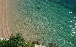 A beach with clear shallow water and a sandy shore. - Villa Bravura (Milna)