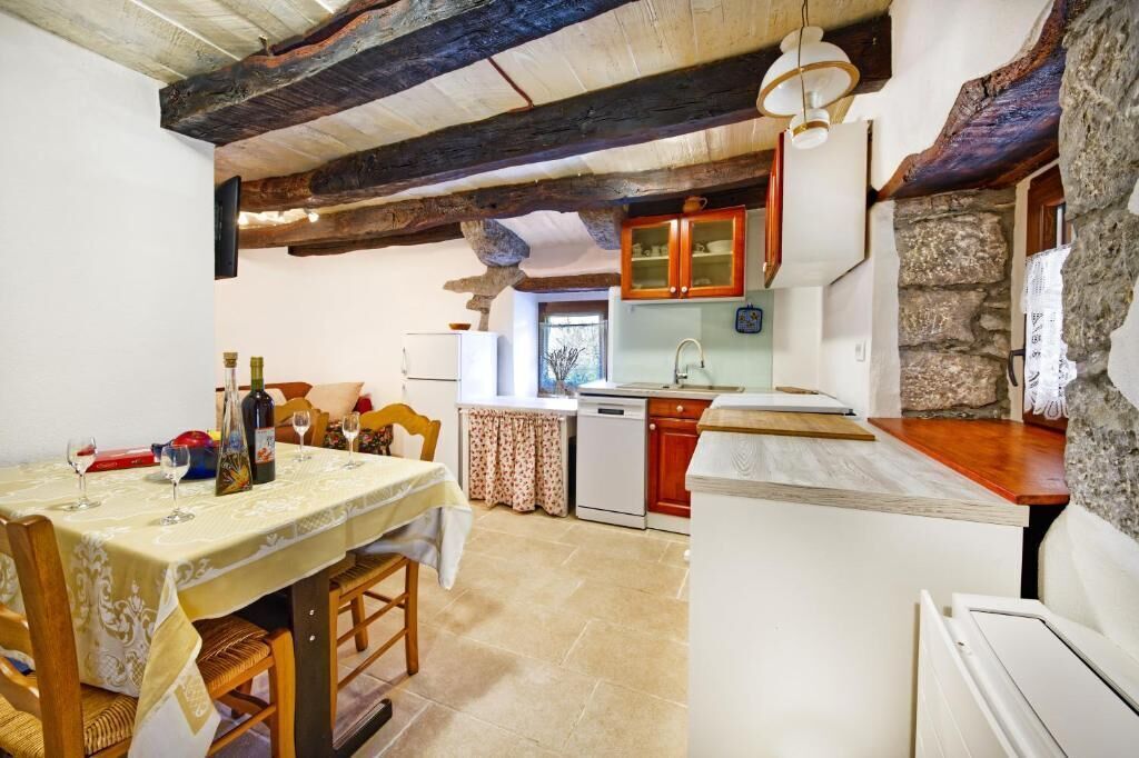 Appartement (A2) | Privékeuken | Een koelkast, een oven, een kookplaat, een vaatwasser