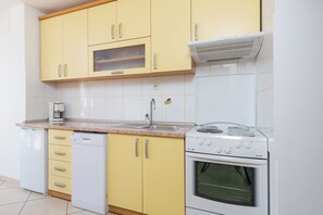 apartman (A1) | Privát konyha | Hűtőszekrény, főzőlap, mosogatógép és kávéfőző