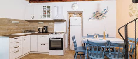 Maison | Cuisine privée | Réfrigérateur, four à micro-ondes, un four, surface de cuisson