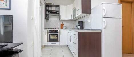 Huoneisto (A4) | Yksityinen keittiö | Jääkaappi, uuni, liesi, espressokone