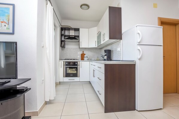 Apartment (A4) | Private kitchen | Fridge, oven, stovetop, espresso maker - Apartment Prcela 2 (Primosten)