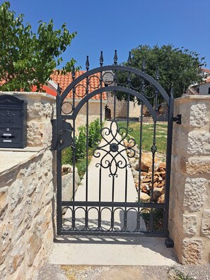 Exterior - House Little Flower (Okrug)