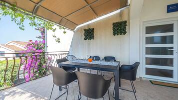 تناول الطعام بالخارج