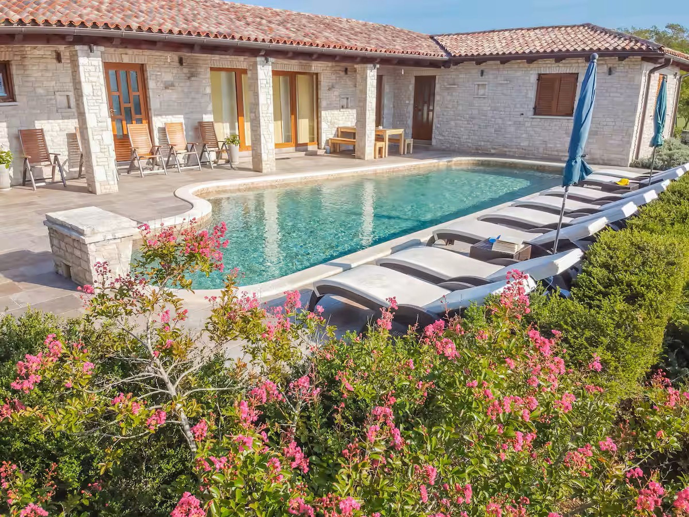 Außenpool, Sonnenschirme