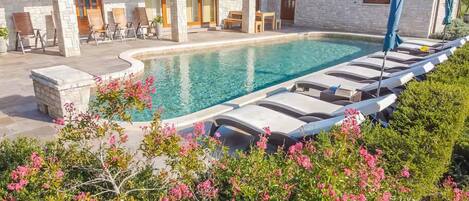Piscine extérieure, parasols de plage