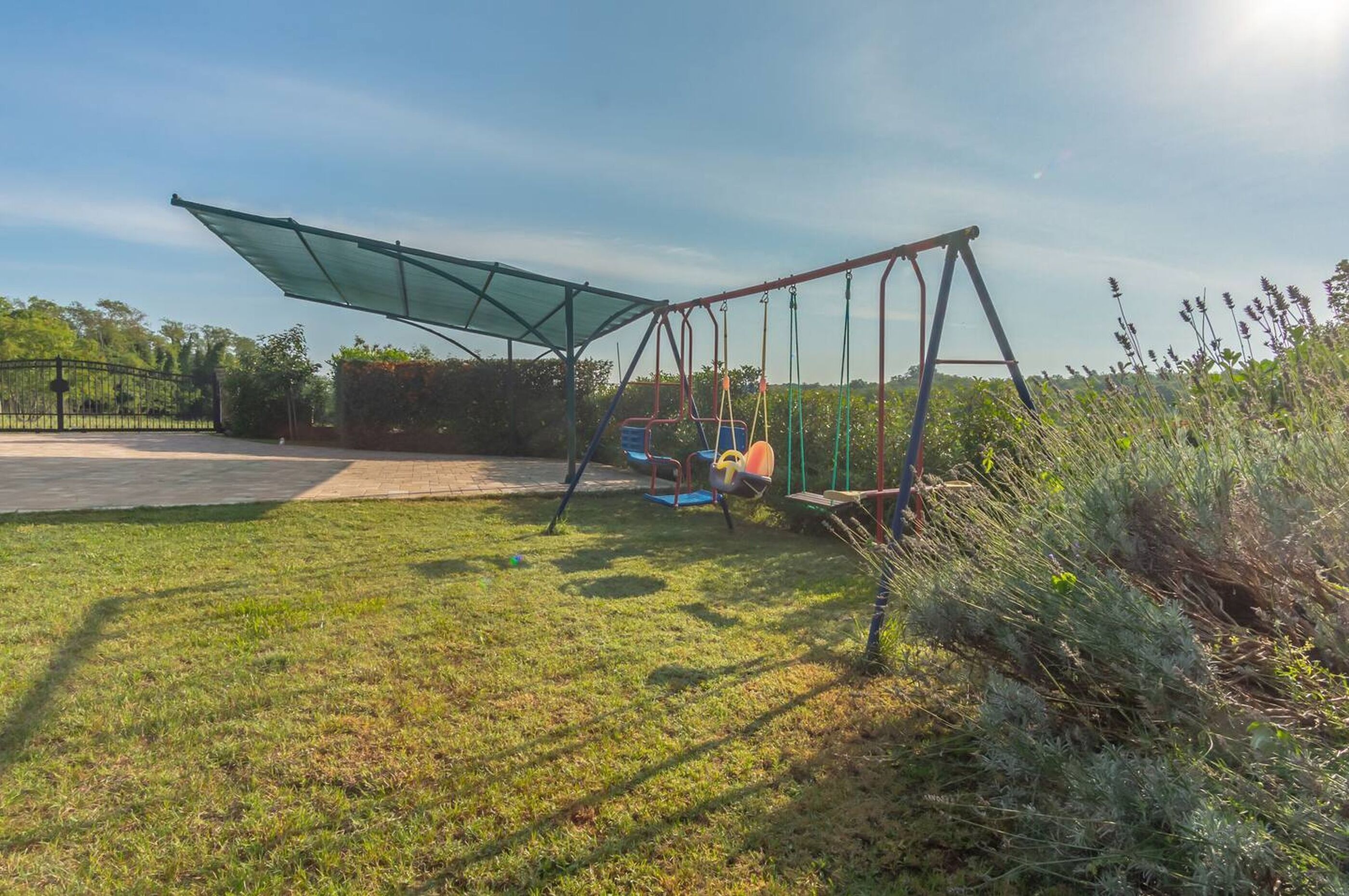 مواقف سيارات مجانية