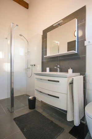 Villa | Bathroom | Shower, towels, toilet paper - Villa Rina (Marcana)