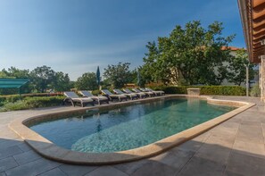 Outdoor pool, pool umbrellas - Villa Rina (Marcana)