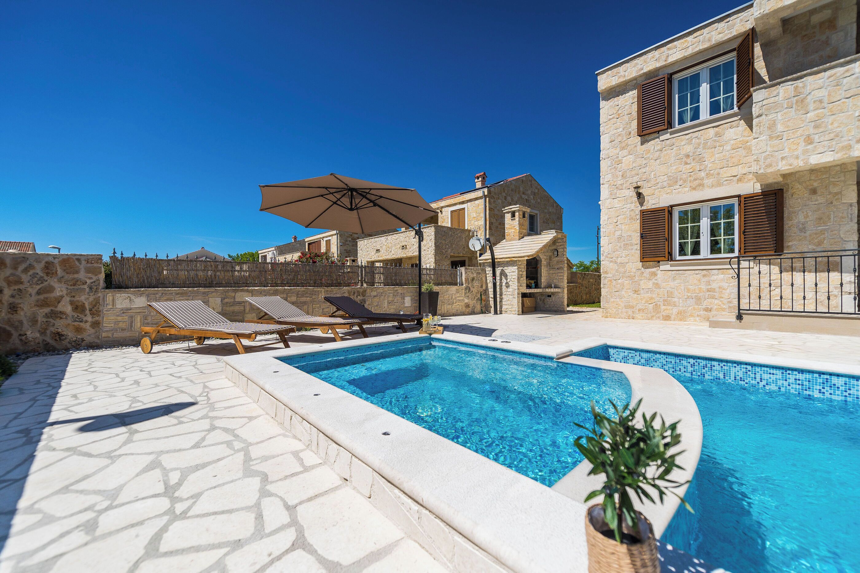 Een buitenzwembad, een verwarmd zwembad