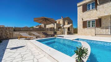 Een buitenzwembad, een verwarmd zwembad