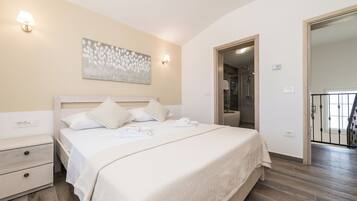Villa | In-room safe, iron/ironing board, free WiFi