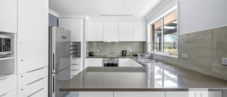 雪櫃、微波爐、焗爐、爐具