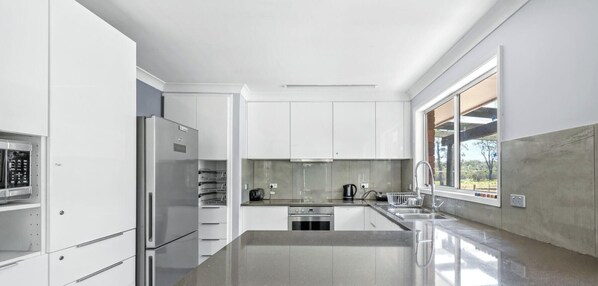 Fridge, microwave, oven, stovetop - Jilliby Honey Farm - Country Escape in the Heart of Jilliby (Jilliby)