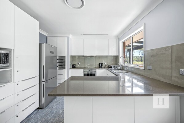 Refrigerador, microondas, horno y parrilla de estufa