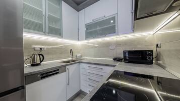 Appartement (A1) | Cuisine privée | Réfrigérateur, micro-ondes, four, plaque de cuisson