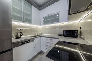 apartman (A1) | Privát konyha | Hűtőszekrény, mikrohullámú sütő, sütő és főzőlap