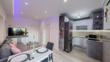 Leilighet (A1) | Eget kjøkken | Kjøleskap, mikrobølgeovn, ovn og kokeplater