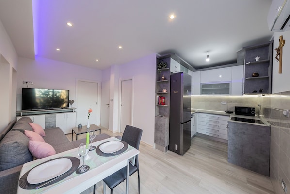 Apartment (A1) | Eigene Küche | Kühlschrank, Mikrowelle, Ofen, Herdplatte