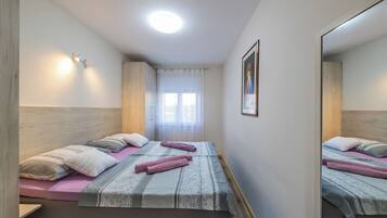 Apartment (A1) | In-room safe, iron/ironing board, free WiFi