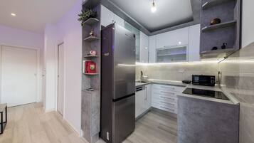 Departamento (A1) | Cocina privada | Refrigerador, microondas, horno y parrilla de estufa