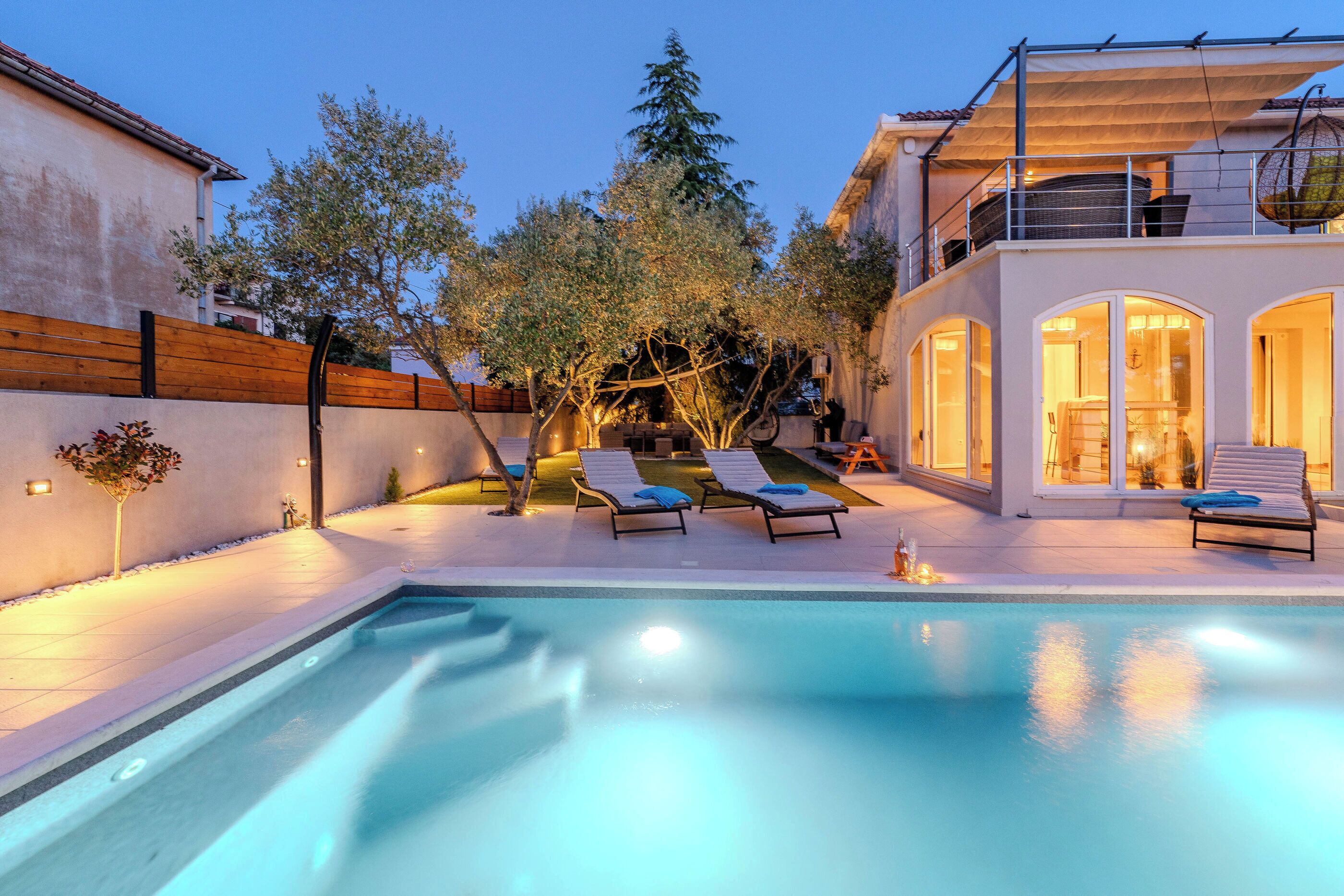 حمّام سباحة خارجي، حمّام سباحة مُدفَّأ