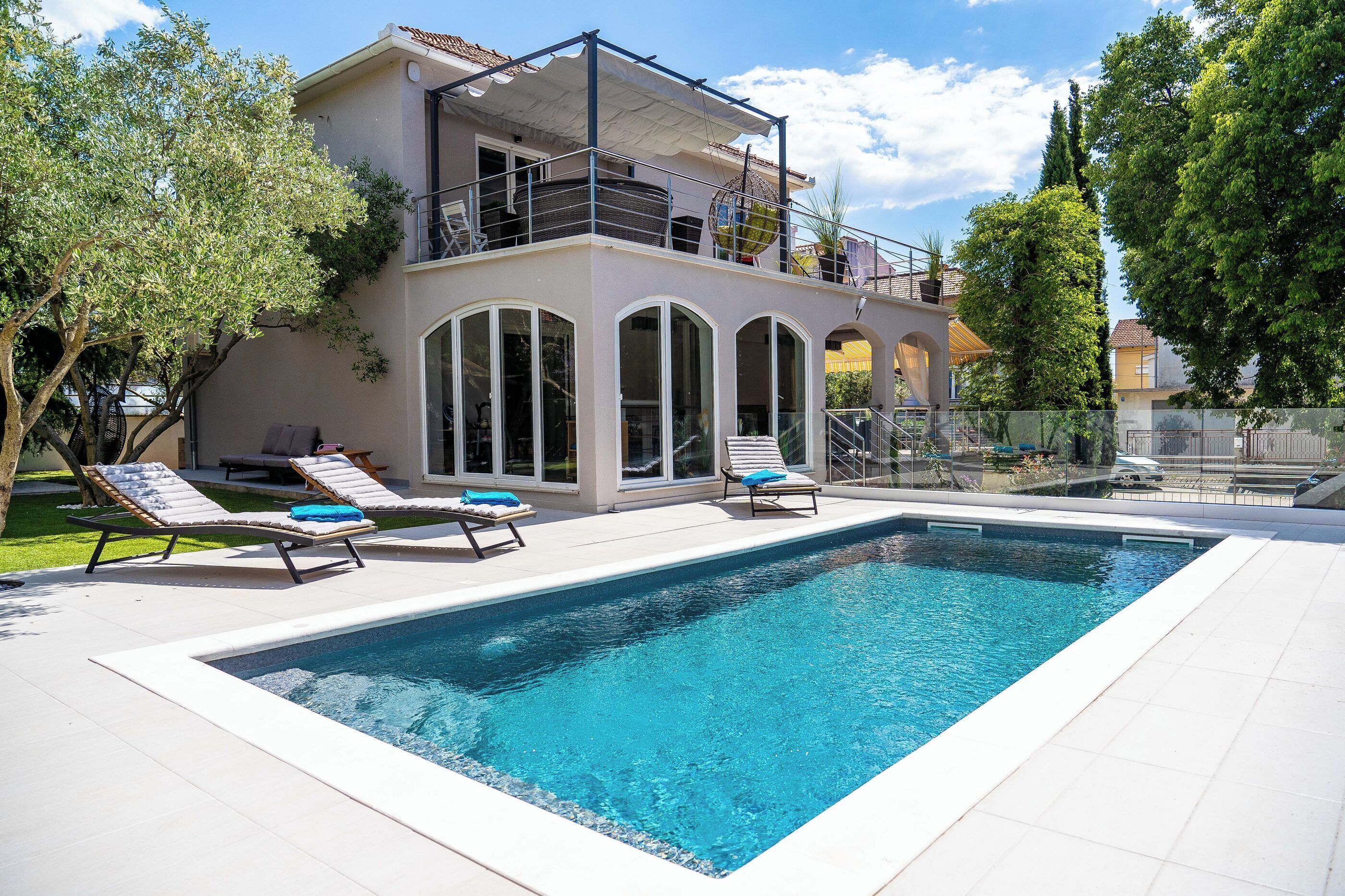 Una piscina al aire libre, una piscina climatizada