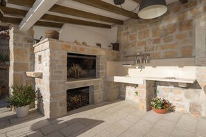 BBQ/picnic area - Villa Lipa Dora (Bol)