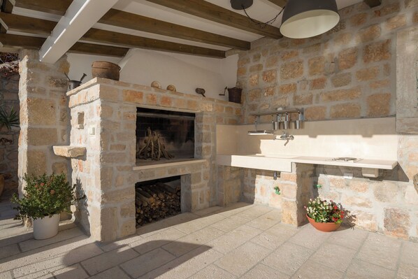 BBQ/picnic area - Villa Lipa Dora (Bol)