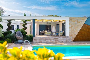 Outdoor pool, a heated pool, open open 24 hours a day, pool umbrellas - Villa Royal Green Three (Policnik)