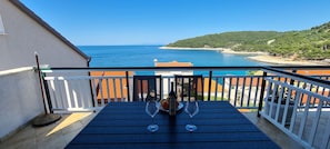 A balcony with a view of the sea and a hillside. - Apartment Moli Onte Holiday (Hvar)