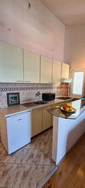 Studio (A6) | Private kitchen | Fridge, microwave, stovetop, espresso maker - Apartment Moli Onte Holiday (Hvar)