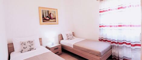 Villa | Fer et planche à repasser, lit de bébé (gratuit)