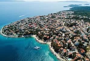 An aerial view of a coastal town with a prominent circular area marked as Villa Mendola. - House Villa Mendula (Okrug)