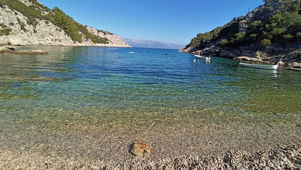 A clear coastal area with rocky terrain and calm water. - House Peacefull Relax (Jelsa)