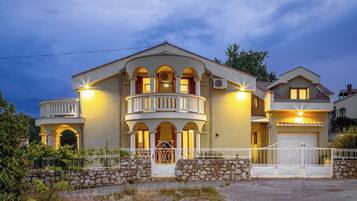 Kiến trúc tòa nhà