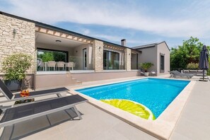 Piscine extérieure, piscine chauffée