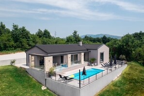 Una piscina al aire libre, una piscina climatizada