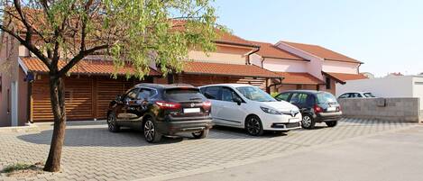 Ubetjent parkering (inkludert)