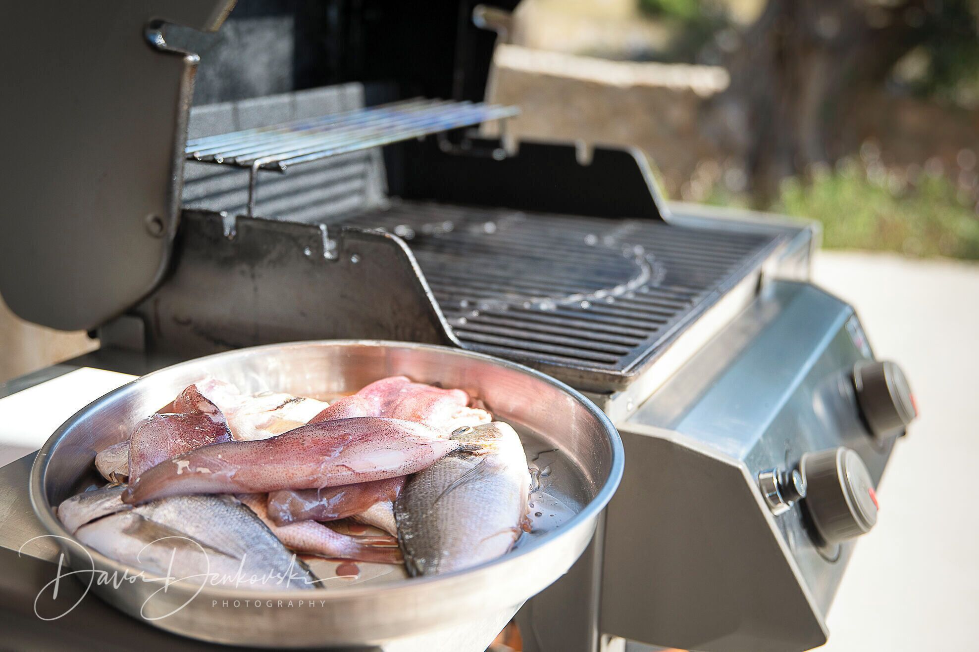 Grill med fisk på en metalplade.