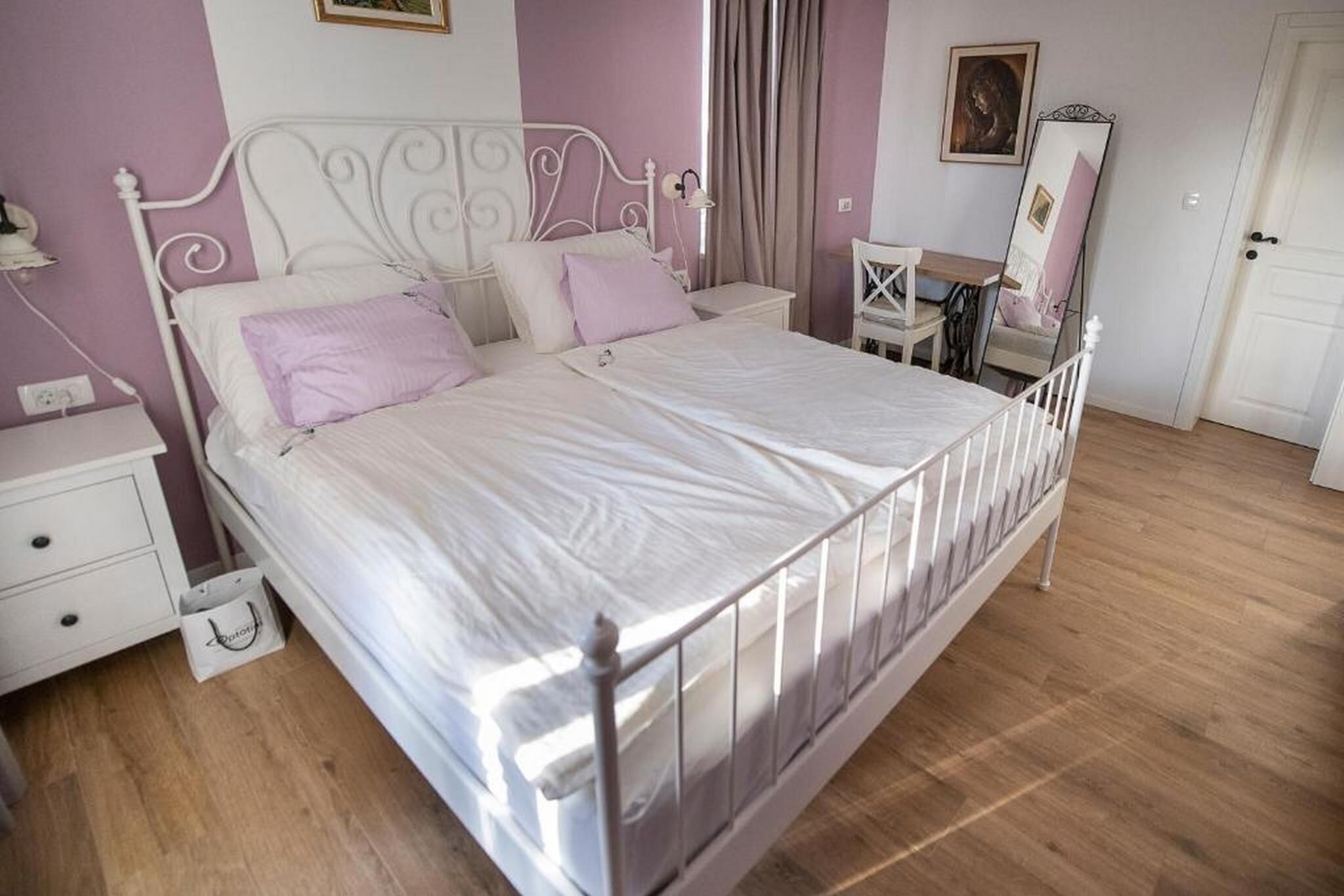 Villa | Caja de seguridad en la habitación y tabla de planchar con plancha 