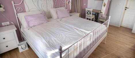 Villa | Caja de seguridad en la habitación y tabla de planchar con plancha