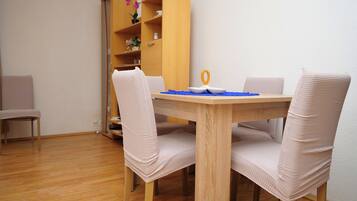 Apartment (A1) | Private kitchen | Fridge, oven, stovetop, dishwasher