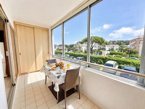 Dining - Studio-cabin with glazed loggia and private garage 200m from beach (Sète)