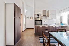 Hus | Eget kjøkken | Kjøleskap, ovn, kokeplater og espressomaskin